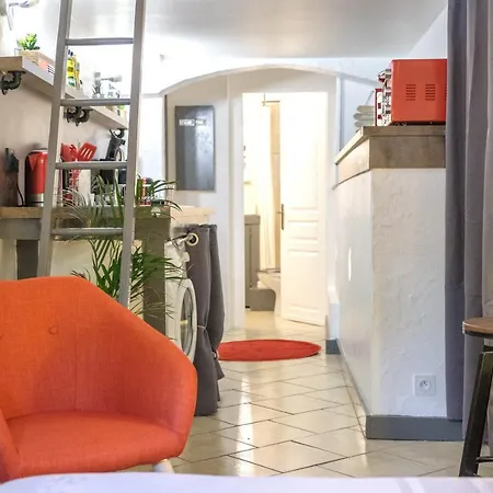 La Tarine: Cozy With Ac, Netflix & Parking Apartment *