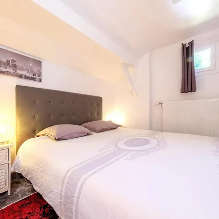 La Tarine: Cozy With Ac, Netflix & Parking Apartment